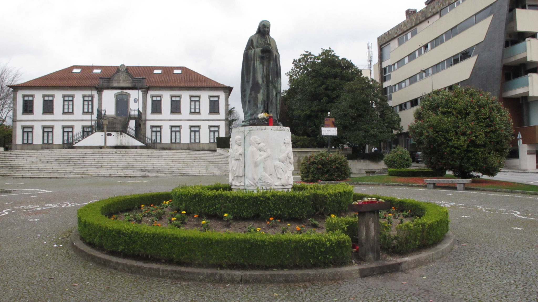 Estátua de D Silvia Cardoso defronte ao Museu de Paços de Ferr